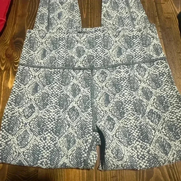 Athleta Ultimate Stash Pocket 7/8 Tight Size S Gray Printed Snake Pattern EUC - Picture 2 of 3